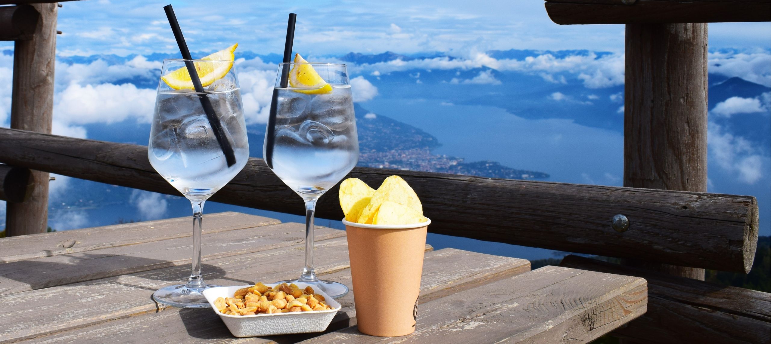 foto di un aperitivo al bar di alpyland che si chiama alpyland cafè, in vetta al monte mottarone con vista sul lago maggiore